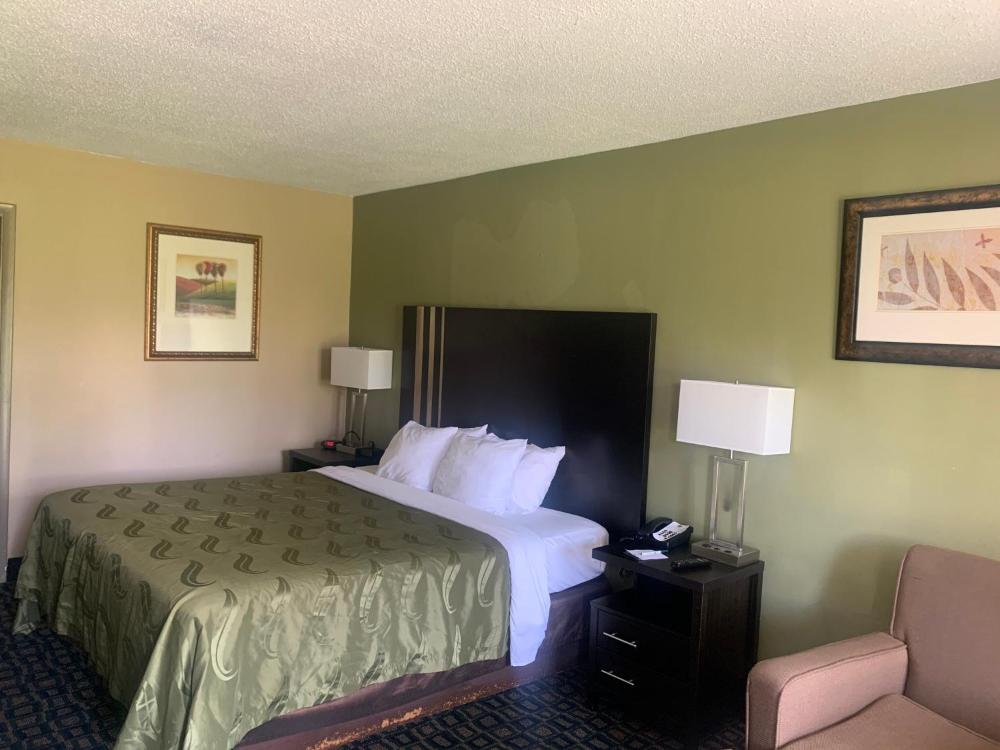 King Room - Non-Smoking (No Pets Allowed) interior